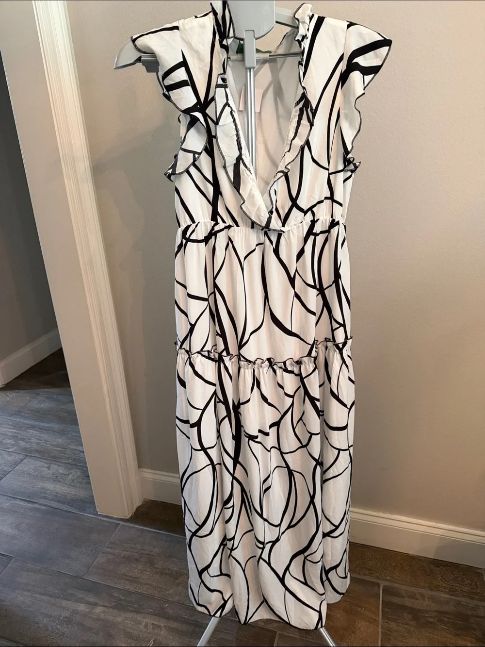 Chic Maxi Dress with Black Abstract Line Print - Picture 5 of 10